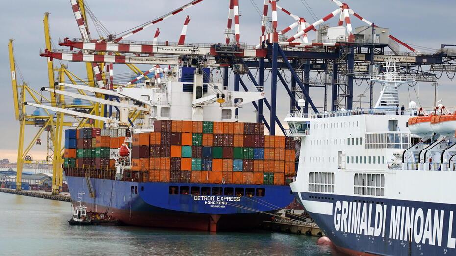 Una portacontainer accanto a una nave Grimaldi (foto Silvi)