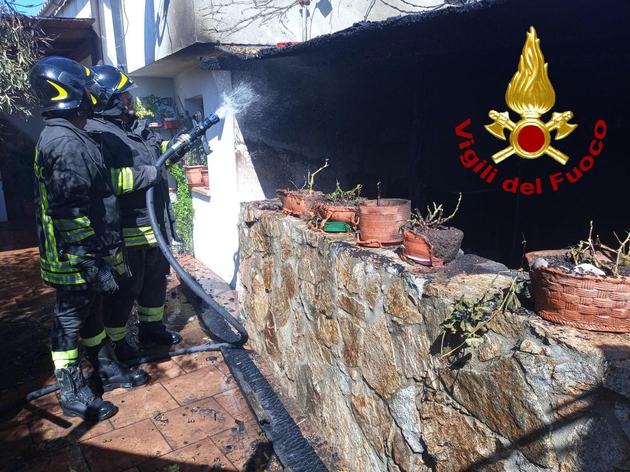 Cannigione, fiamme nella veranda di una villetta