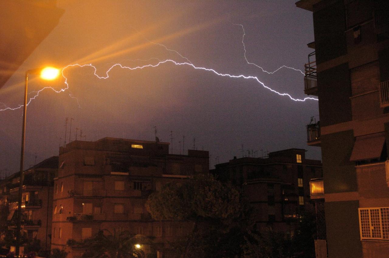 
	Un fulmine mentre si abbatte su Livorno (foto d'archivio)

