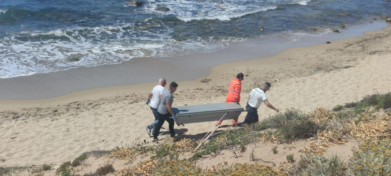 
	Il corpo del turista viene portato via dalla spiaggia<em> (foto Mauro Tedde)</em>

