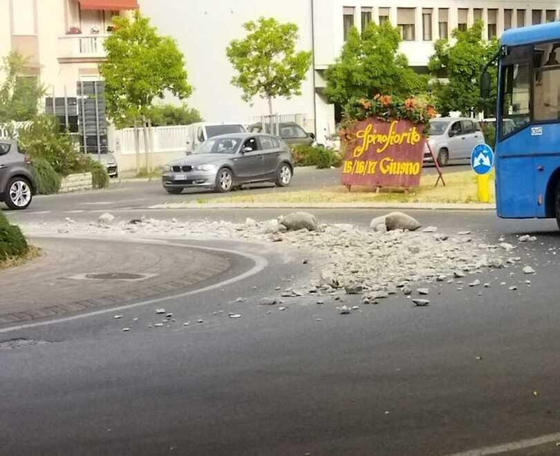 Massa, camion perde detriti lungo l’Aurelia