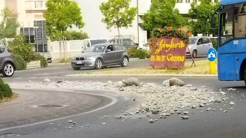 Massa, camion perde detriti lungo l’Aurelia