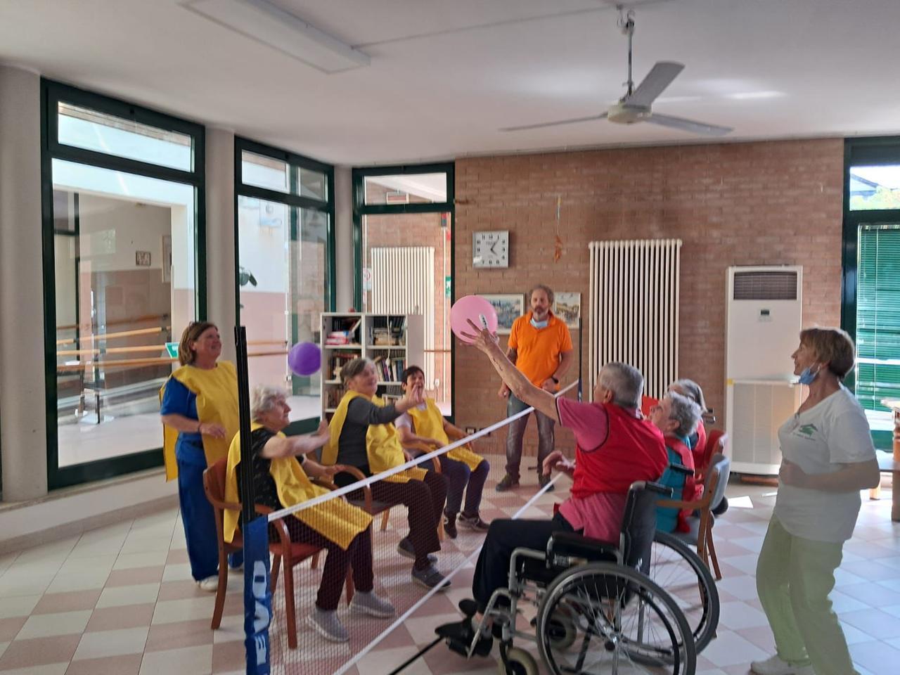 “Olimpiade” in casa di riposo: sfida a sitting volley e tiro al bersaglio