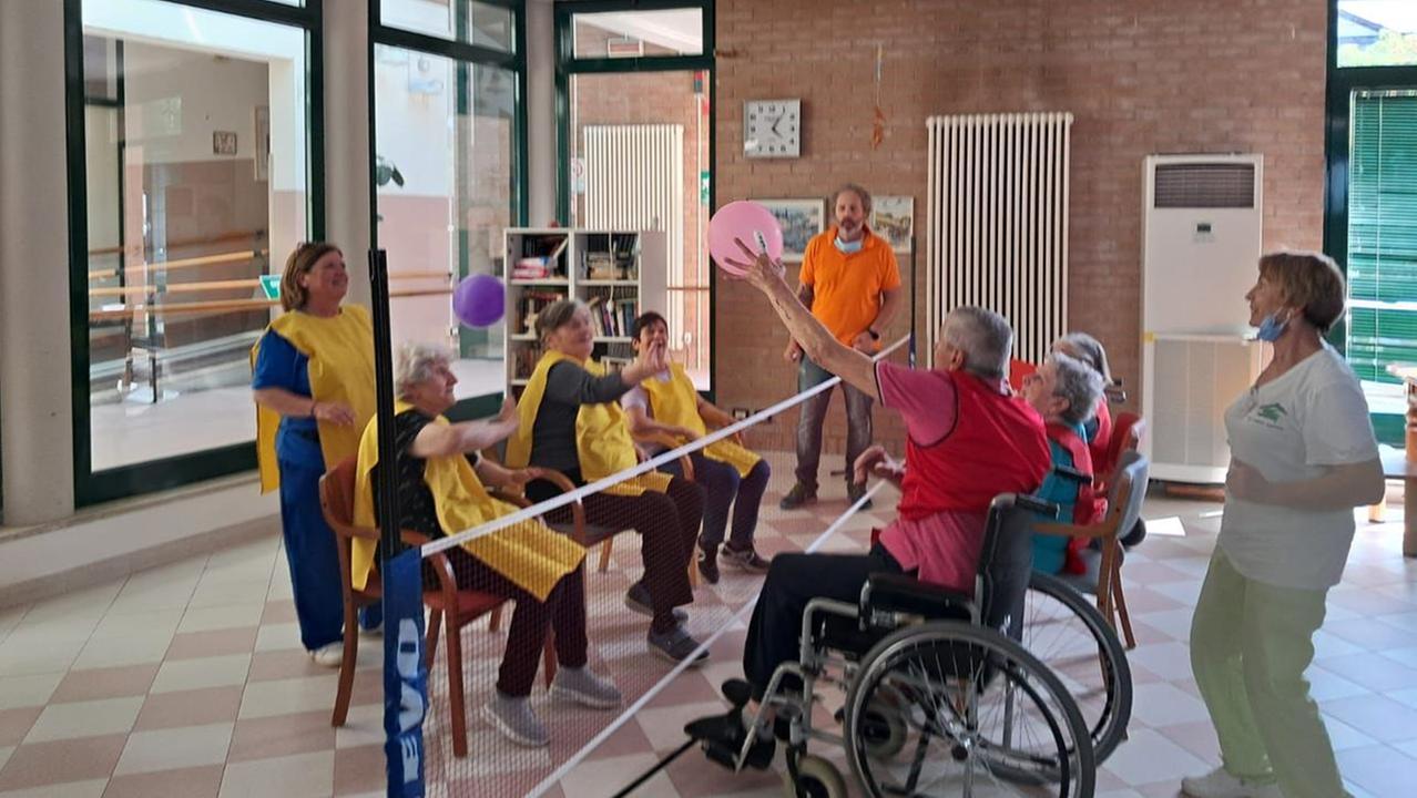 “Olimpiade” in casa di riposo: sfida a sitting volley e tiro al bersaglio