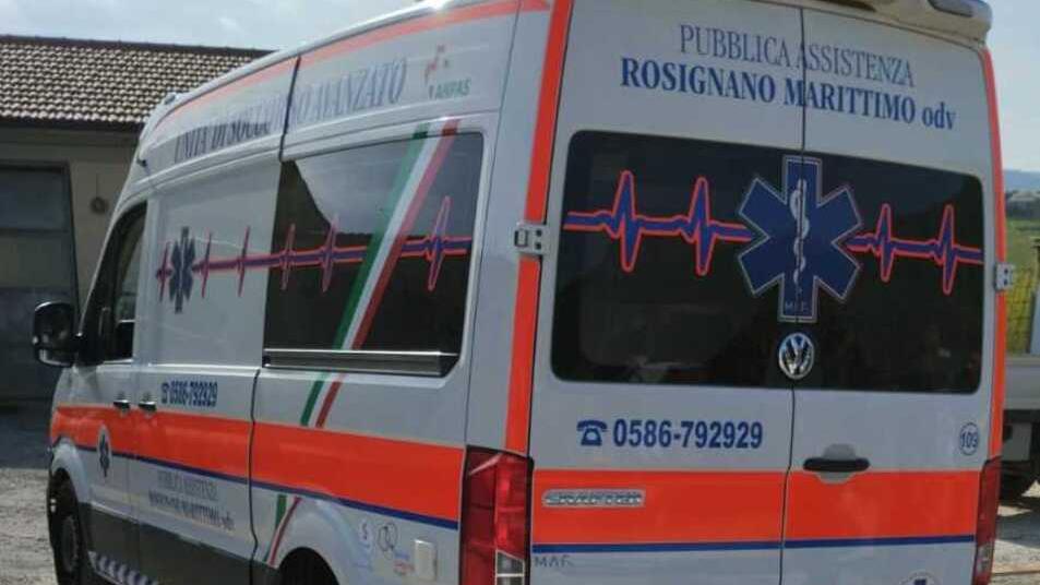 Un'ambulanza della Pubblica Assistenza di Rosignano Marittimo
