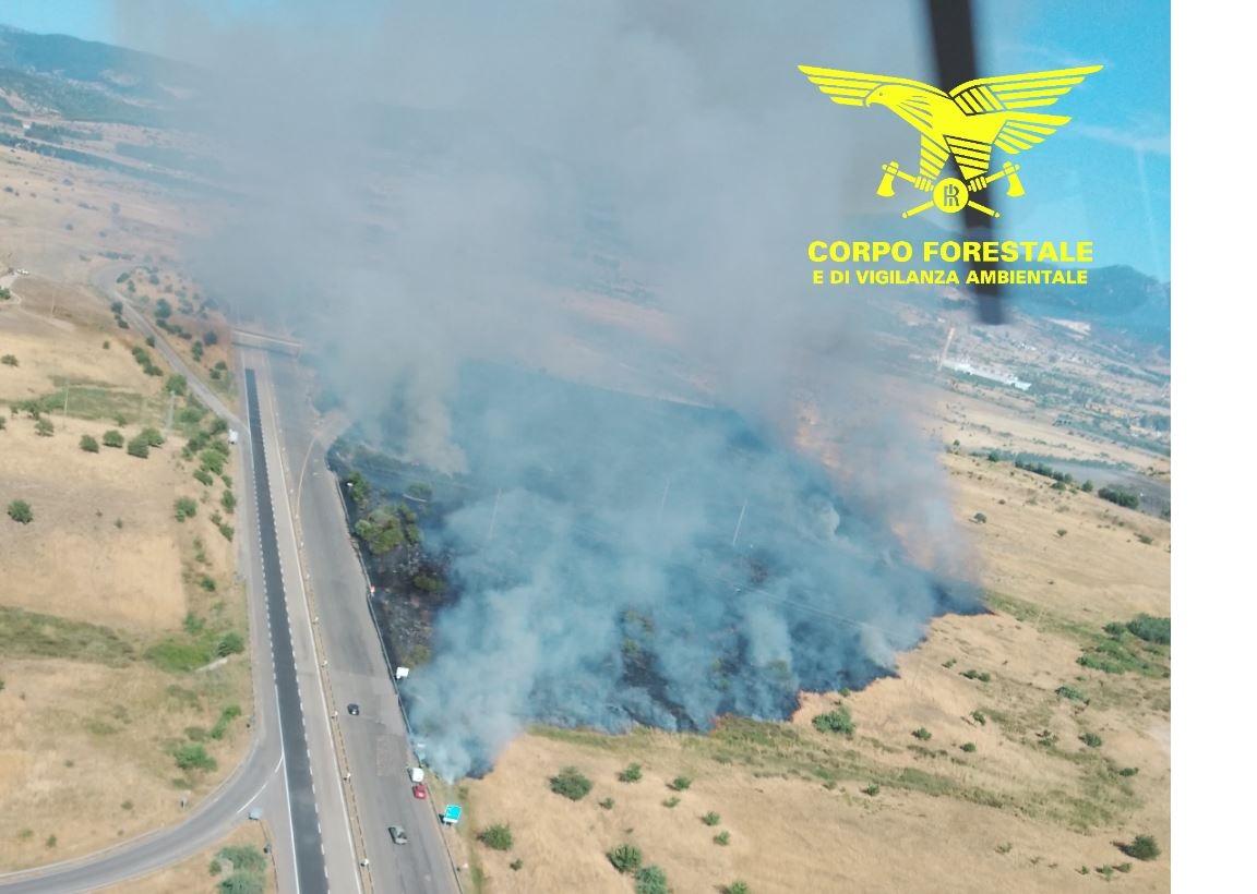 Vasto incendio nella campagna di Bolotana: in azione Superpuma, Canadair e 3 elicotteri leggeri