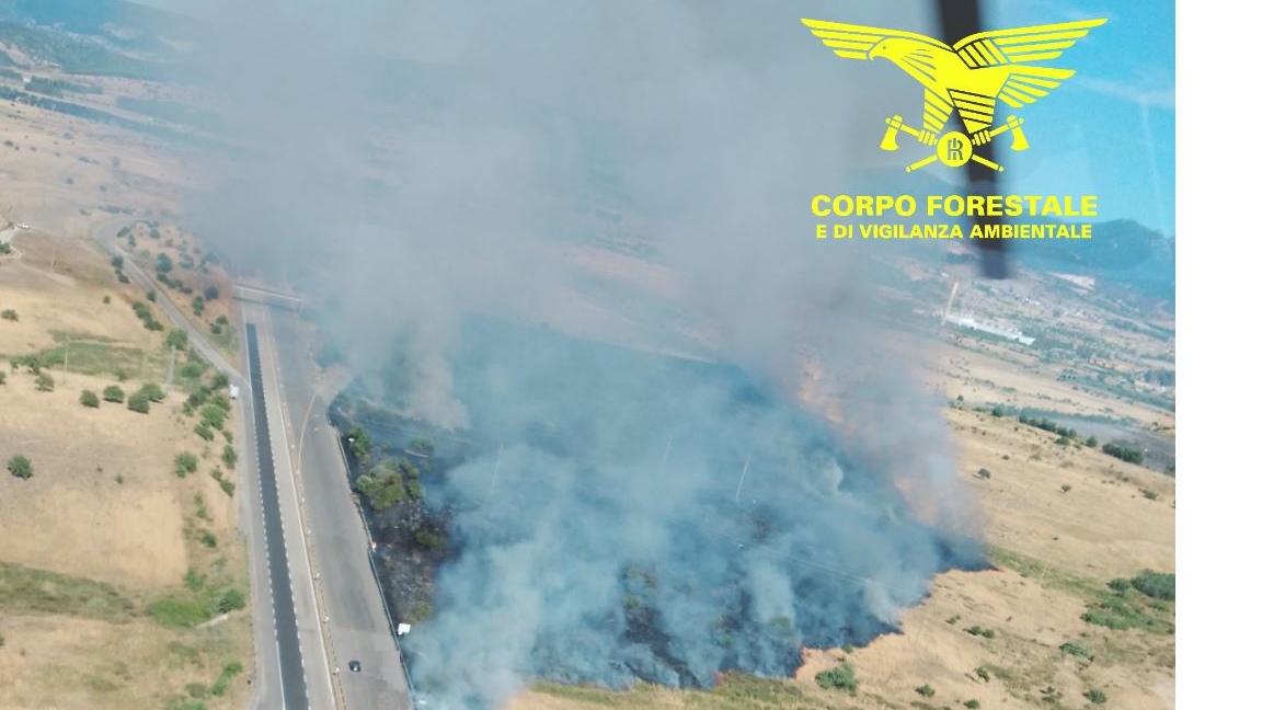 Vasto incendio nella campagna di Bolotana: in azione Superpuma, Canadair e 3 elicotteri leggeri