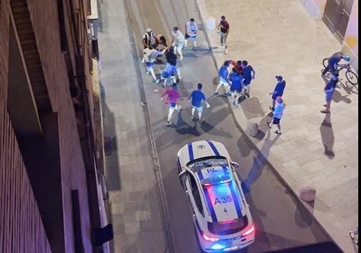 Degrado in centro storico: un'altra rissa a bottigliate per una bicicletta