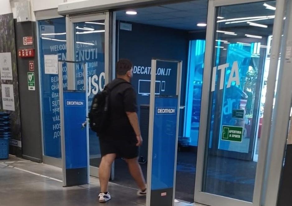 Salsicce, ciabatte, elastici perfino i vermi da pesca: nei negozi si ruba di tutto