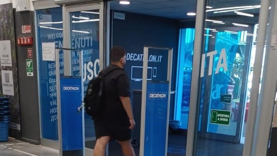 Salsicce, ciabatte, elastici perfino i vermi da pesca: nei negozi si ruba di tutto