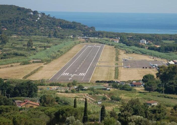 Non parte l’aereo per la Germania: «Pista inadeguata, guai per l’Elba»