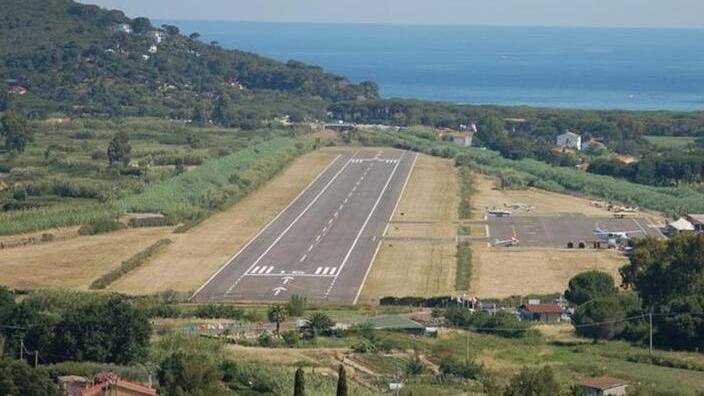 Non parte l’aereo per la Germania: «Pista inadeguata, guai per l’Elba»