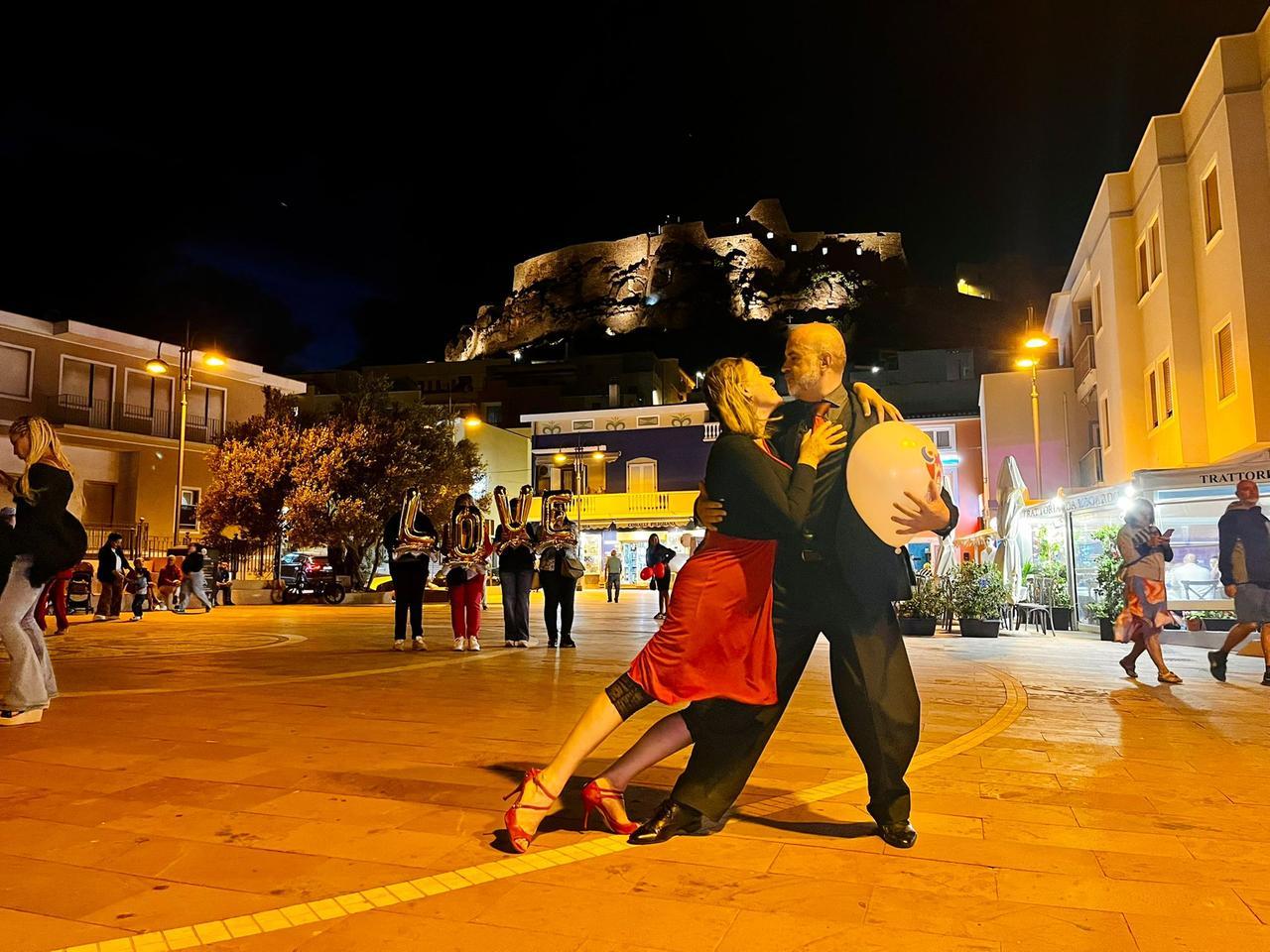 La Notte Romantica riaccende la passione, il fascino di Castelsardo addobbato a festa per gli innamorati