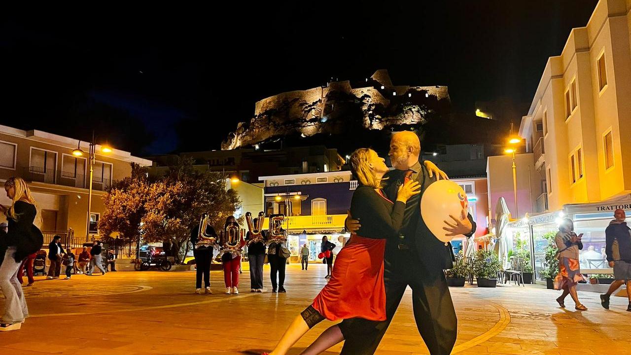 La Notte Romantica riaccende la passione, il fascino di Castelsardo addobbato a festa per gli innamorati