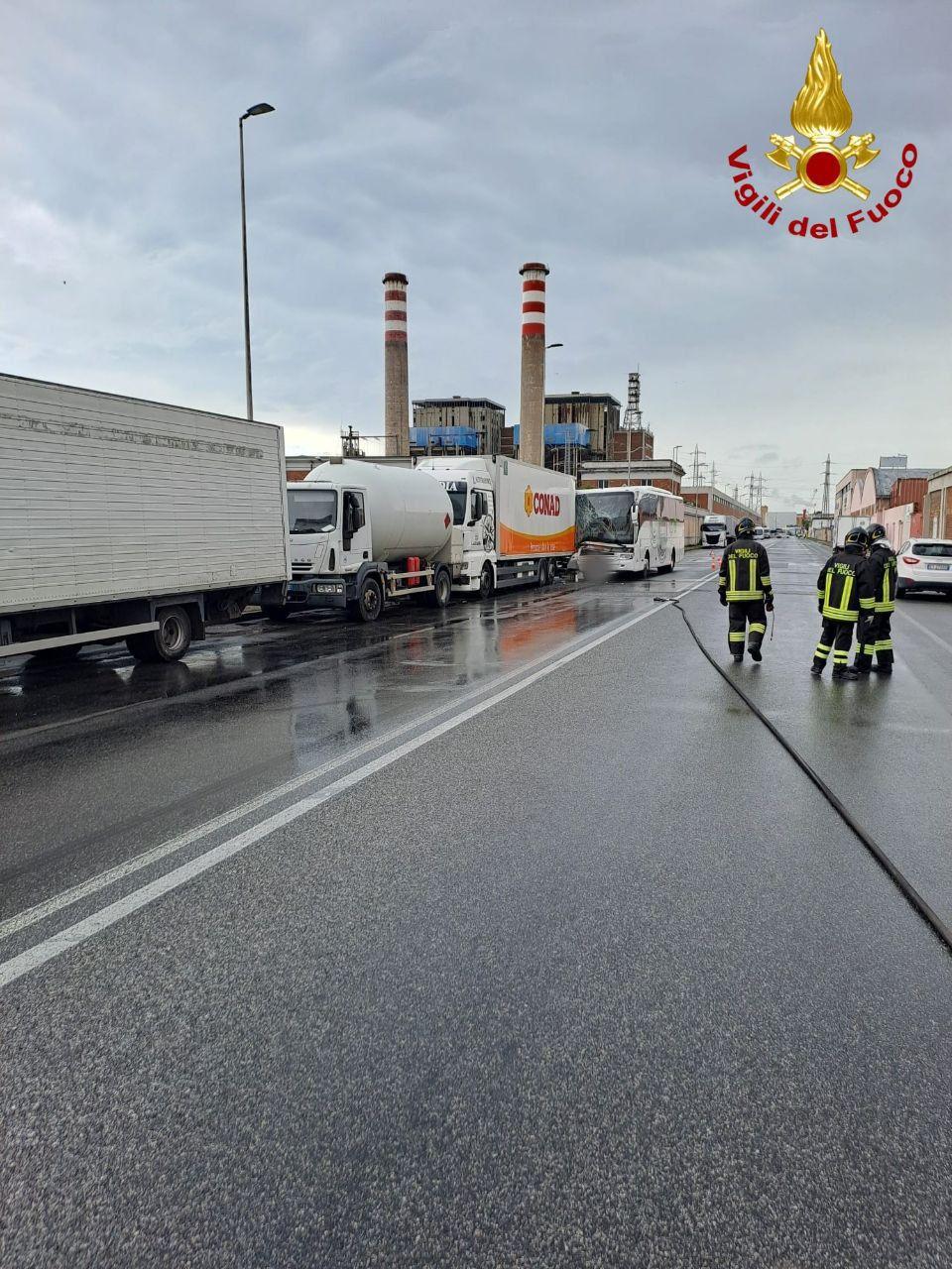 
	Il bus contro i camion (foto vigili del fuoco)

