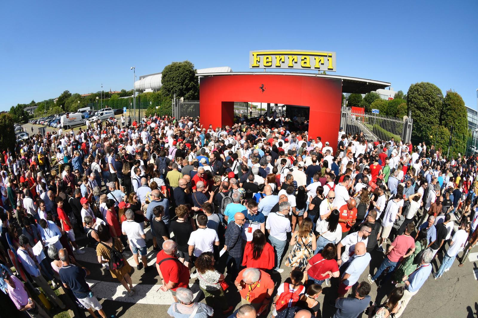 Ferrari, migliaia in festa a Maranello per il ritorno del Family Day