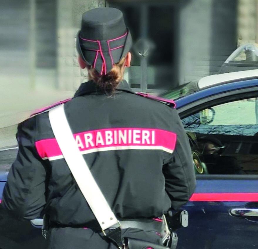 Minaccia moglie e figlia: «Vi taglio la testa»