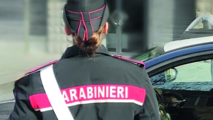 Minaccia moglie e figlia: «Vi taglio la testa»