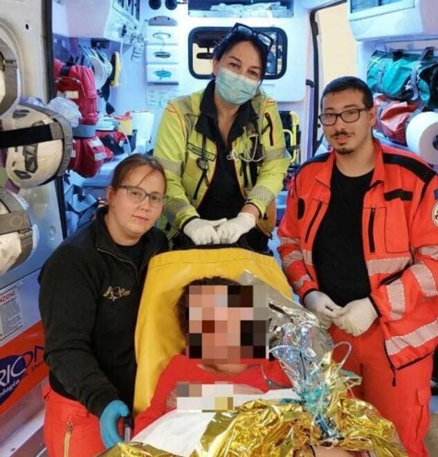 Carrara, partorisce nell’ambulanza diretta in ospedale, il medico del 118: «È stata un’emozione»