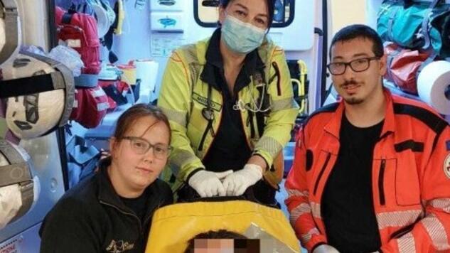 Carrara, partorisce nell’ambulanza diretta in ospedale, il medico del 118: «È stata un’emozione»