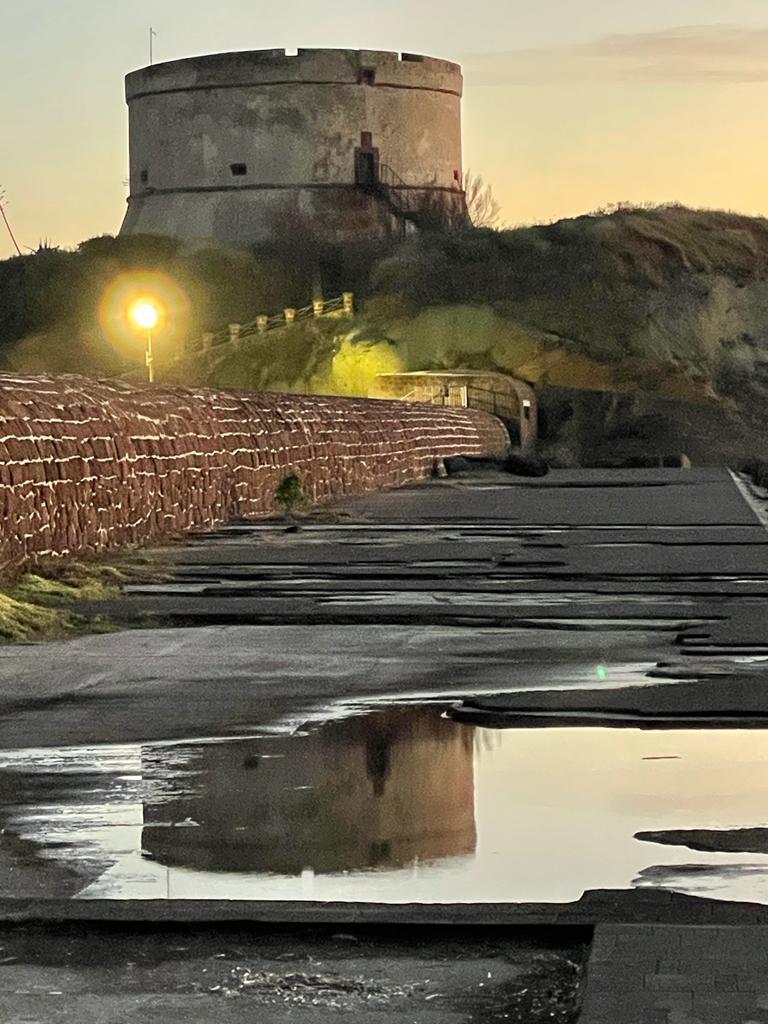 La torre aragonese che sorge sullo sperone roccioso dell'isola Rossa a Bosa Marina