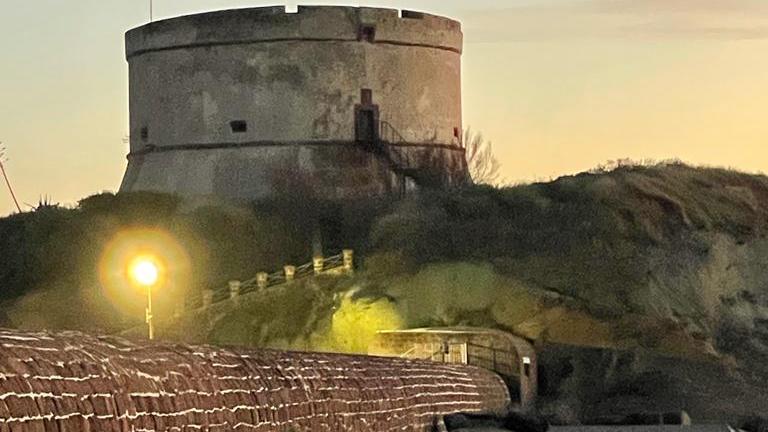 La torre aragonese che sorge sullo sperone roccioso dell'isola Rossa a Bosa Marina
