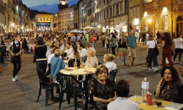 A Pescia ecco lo “Shopping di sera”, negozi e musica nei giovedì di luglio