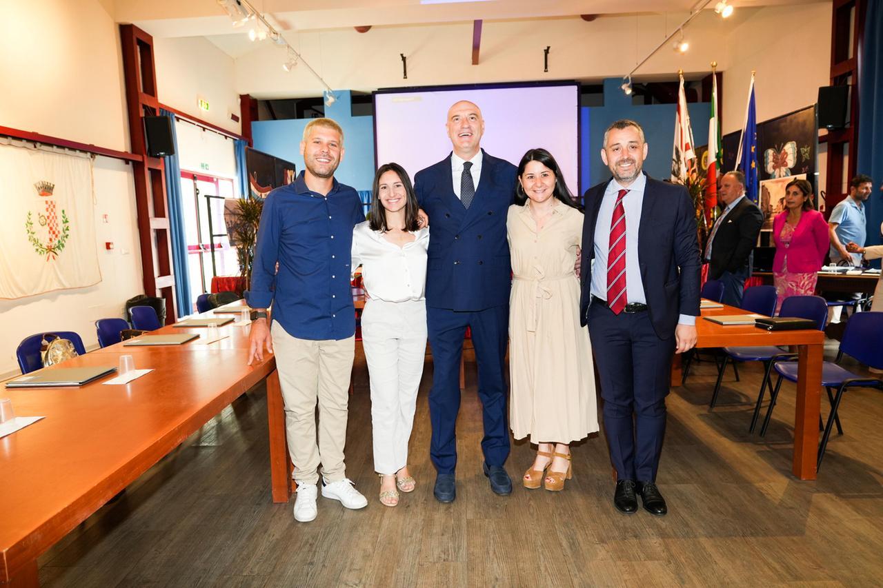 
	La nuova giunta: da sinistra Vignali, Sanzone, il sindaco Berti, Caterina e Aldo Benedetti (foto Nucci)

