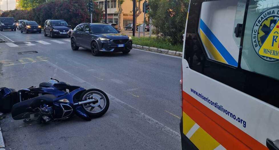 
	Lo scooter abbandonato dopo l'incidente sul viale Alfieri

