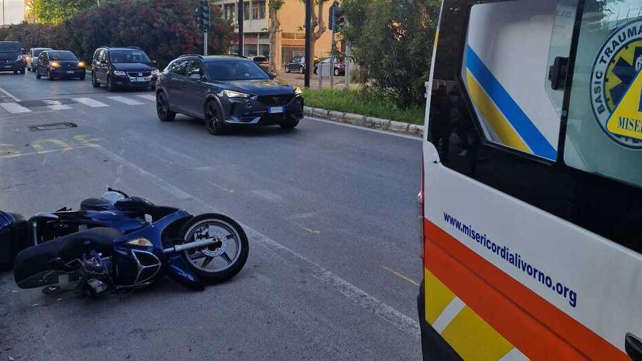 Lo scooter abbandonato dopo l'incidente sul viale Alfieri