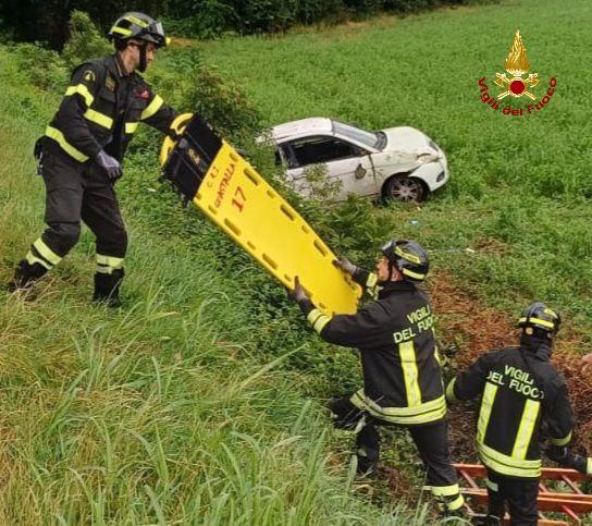 Vola con l’auto fuori strada, grave un 60enne