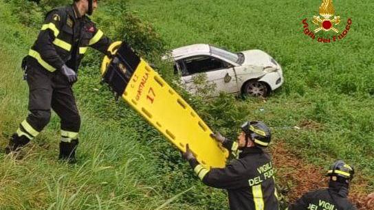 Vola con l’auto fuori strada, grave un 60enne