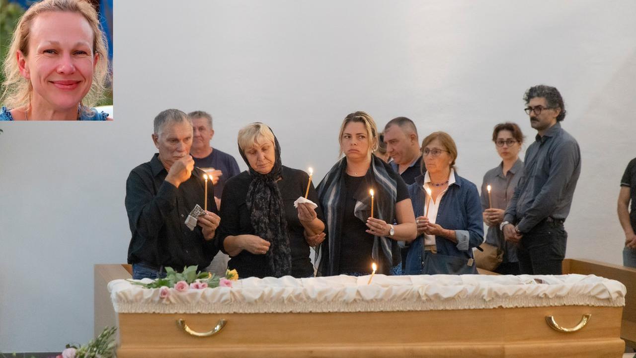 A Modena l’ultimo saluto ad Anna Sviridenko, la dottoressa uccisa dal marito: «Ora i nonni cresceranno i due piccoli»
