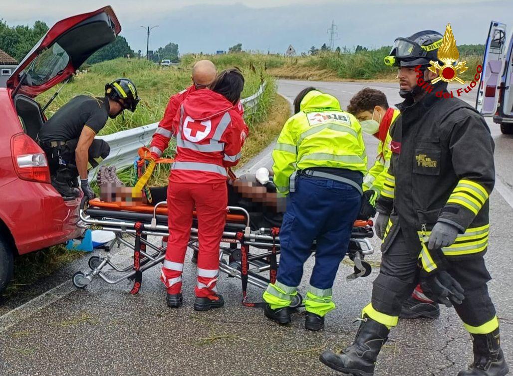 Sbanda e finisce fuori strada, grave una 37enne