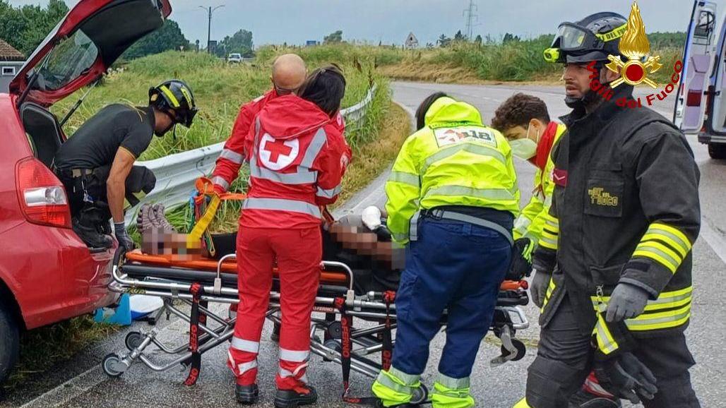 Sbanda e finisce fuori strada, grave una 37enne