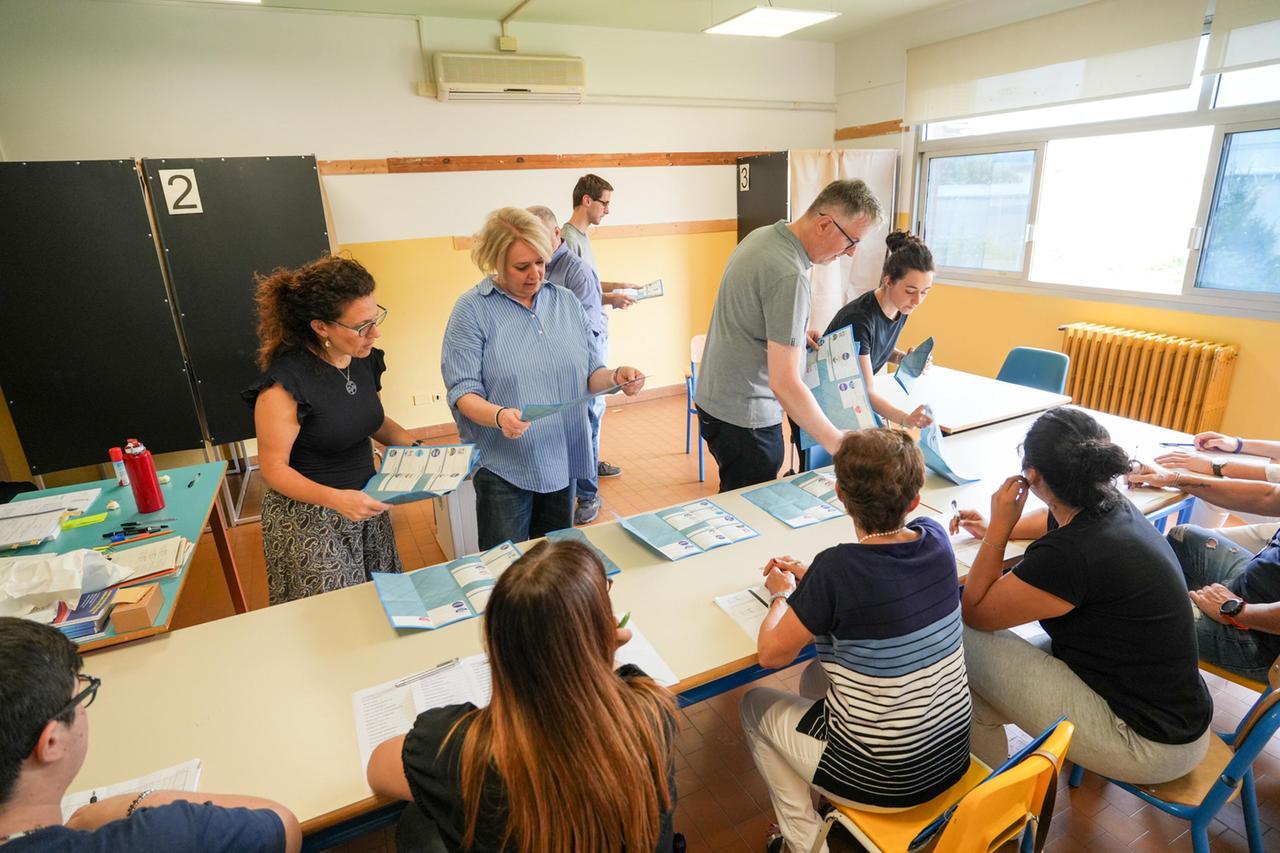 
	Lo scrutinio a un seggio (foto Nucci)

