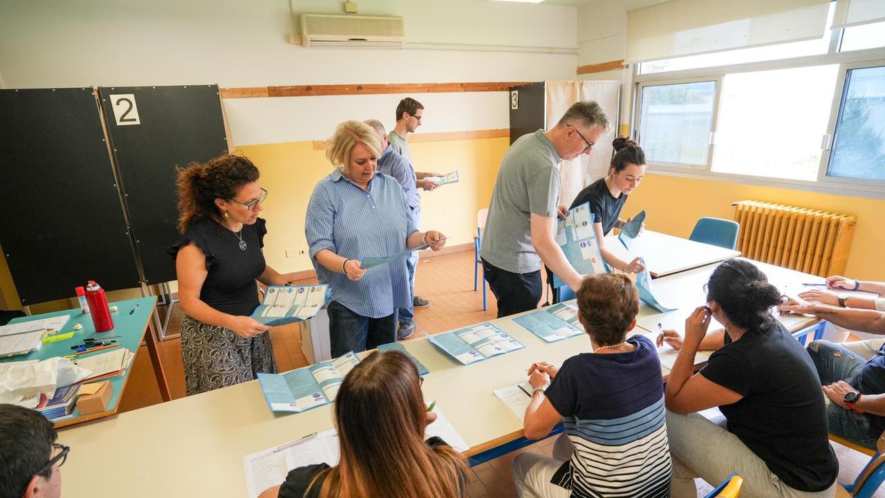 Lo scrutinio a un seggio (foto Nucci)