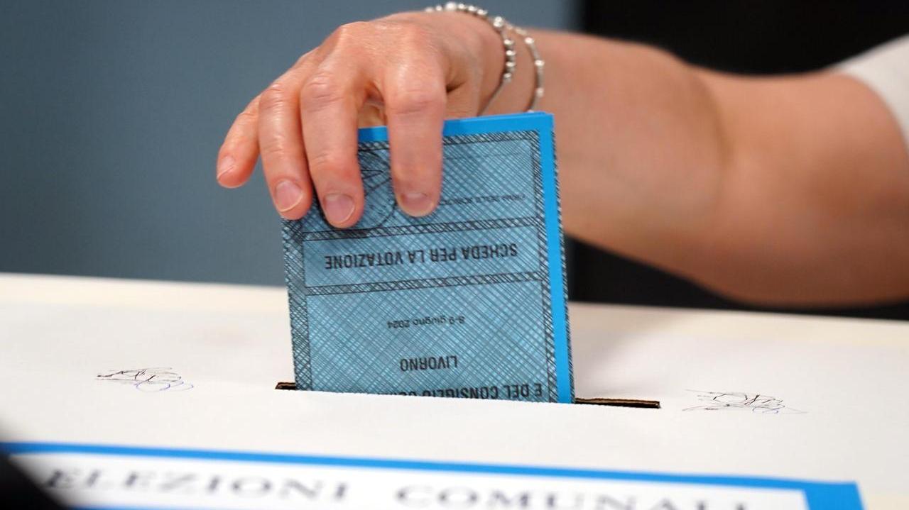 Un momento del voto al primo turno (foto Franco Silvi)