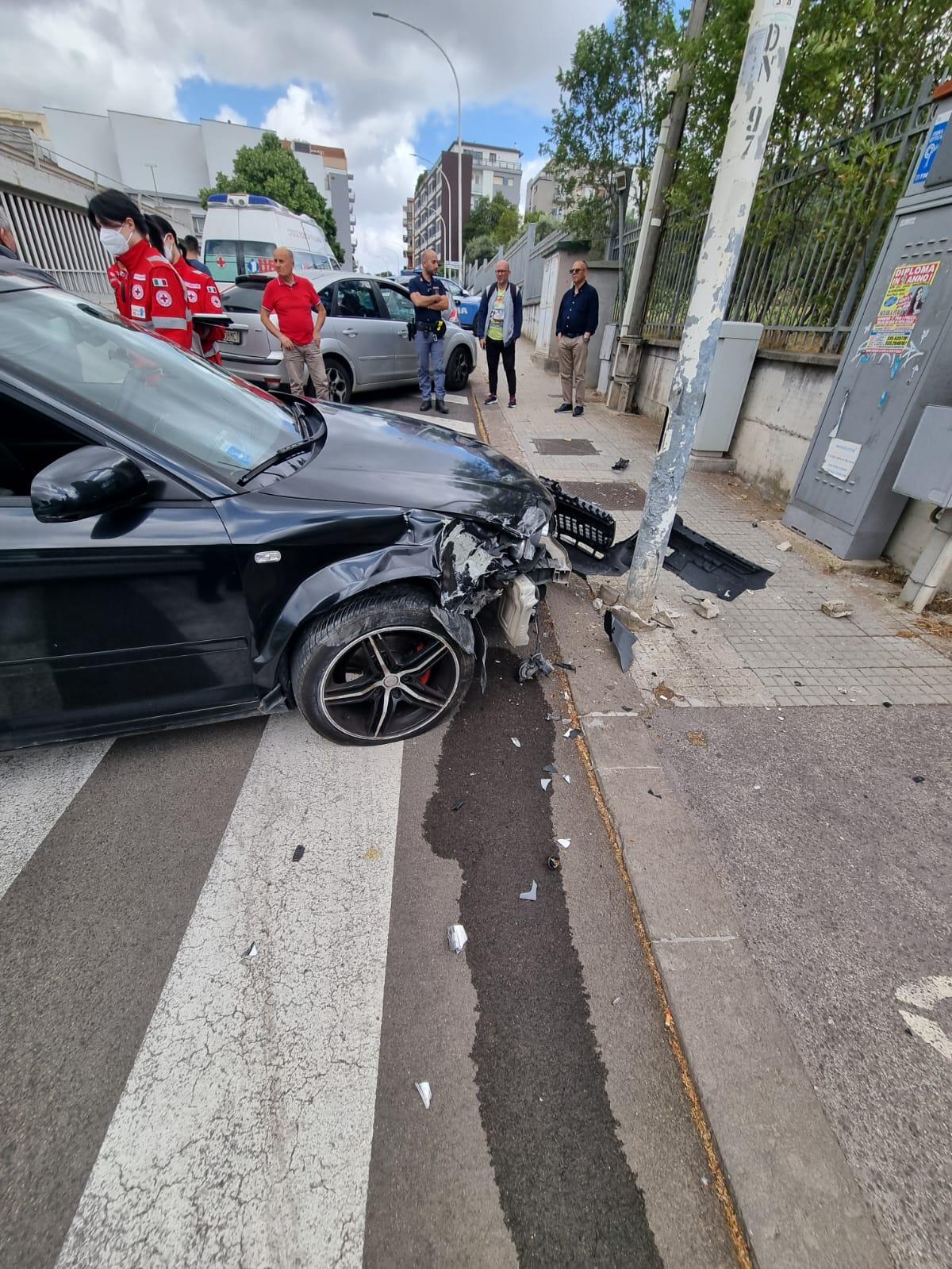 Sassari, auto contro un palo in via De Nicola