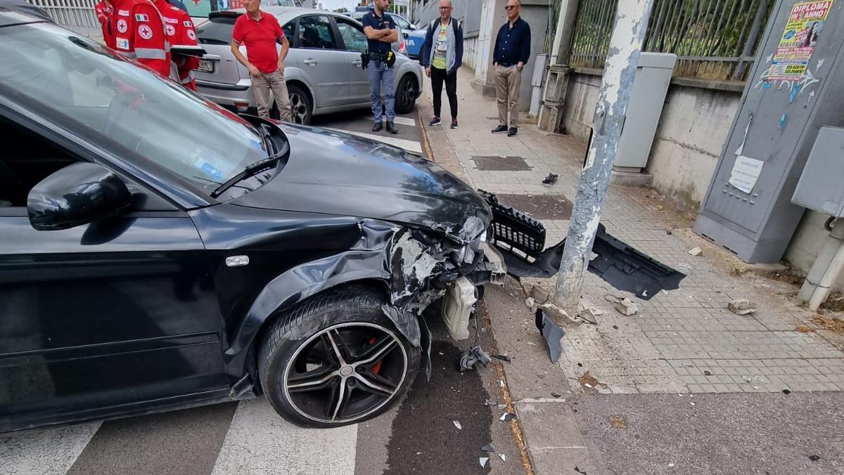 Sassari, auto contro un palo in via De Nicola