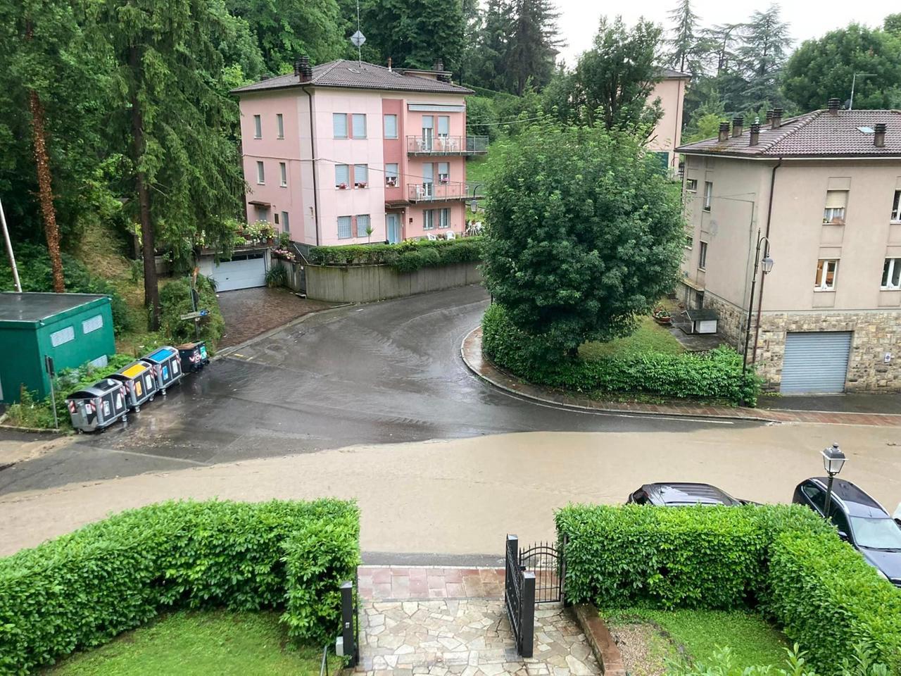 Torna la pioggia e Pavullo va sott’acqua: esonda il Rio Bago, allagamenti in città e pericolo frane