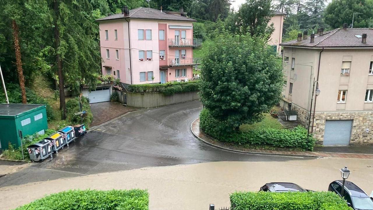 Torna la pioggia e Pavullo va sott’acqua: esonda il Rio Bago, allagamenti in città e pericolo frane