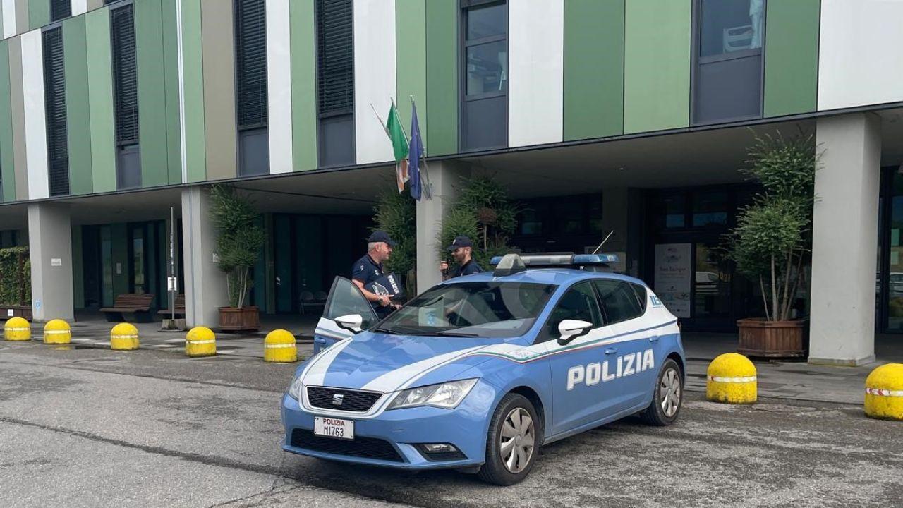 La polizia di fronte all'ospedale San Jacopo