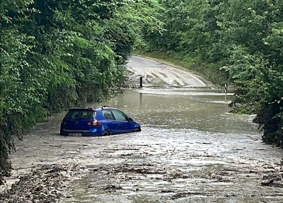 Nubifragio, smottamenti in Appennino. Gatta ancora sott’acqua e Ponte Secchia nel fango