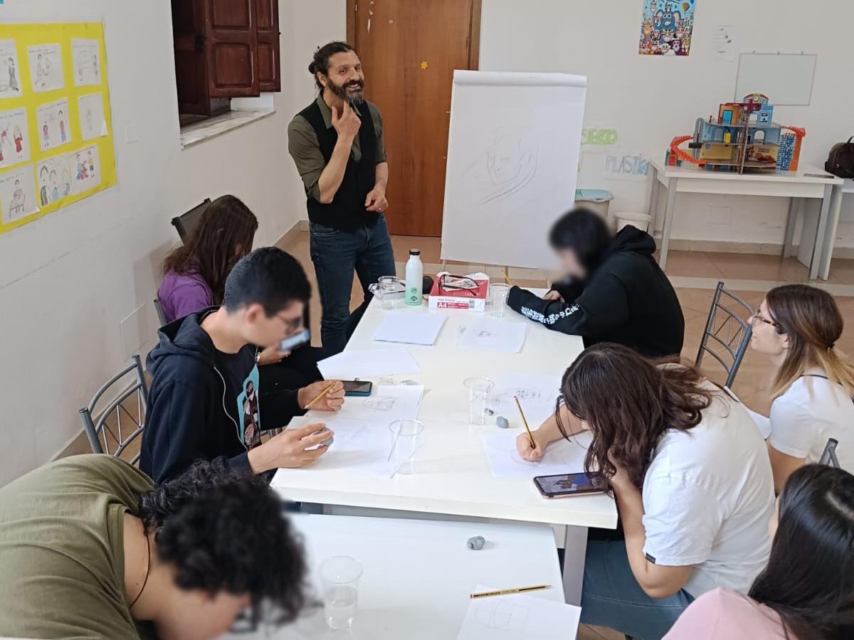 
	Stefano Obino con alcuni dei ragazzi del laboratorio di fumetti

