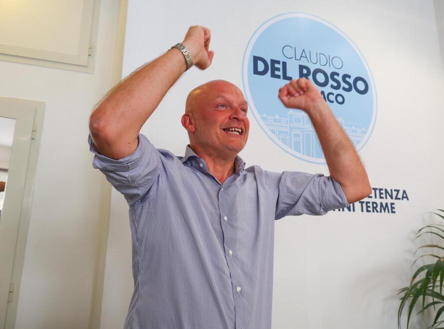 
	Braccia al cielo per Claudio Del Rosso subito dopo la vittoria (foto Nucci/Innocenti)

