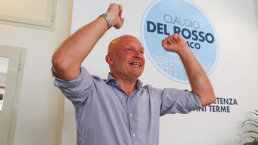 Braccia al cielo per Claudio Del Rosso subito dopo la vittoria (foto Nucci/Innocenti)