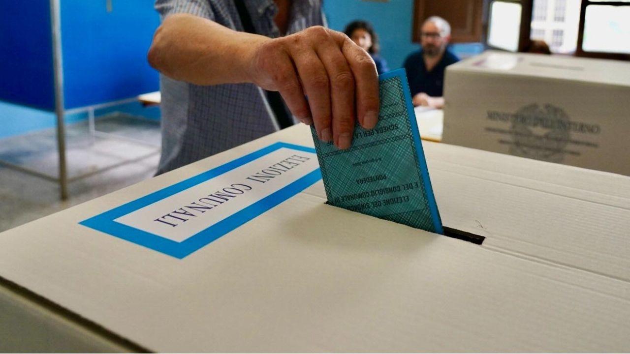 Un momento del voto (foto Franco Silvi)