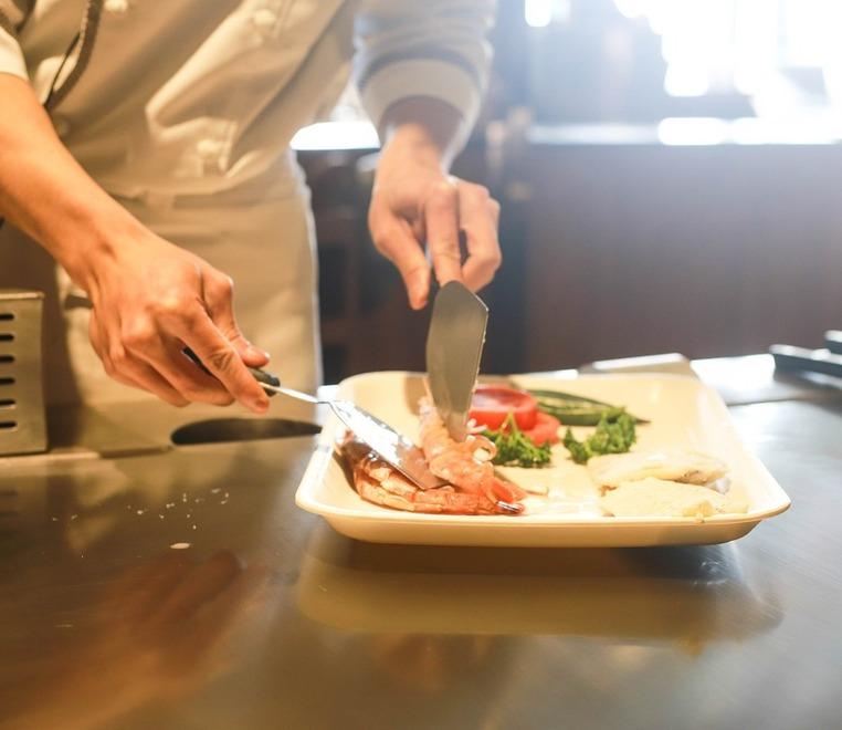 Ferrara, cuoca maltrattata e cacciata «per due foglie d’insalata marcia»