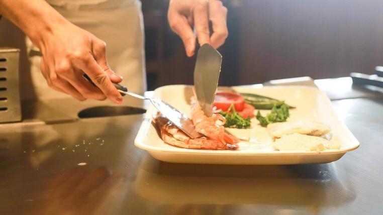 Ferrara, cuoca maltrattata e cacciata «per due foglie d’insalata marcia»